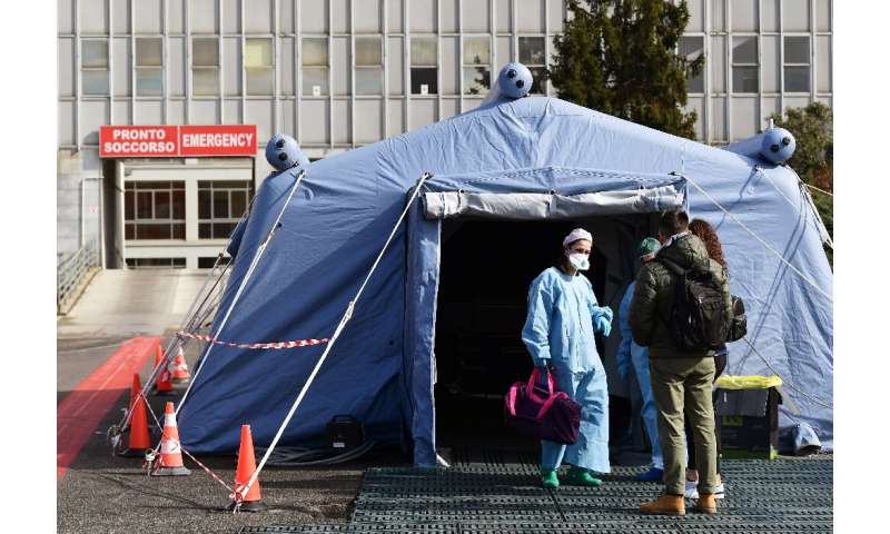 人们抵达意大利克雷莫纳医院前的预先分类医疗帐篷，那里的病毒死亡人数已超过100人