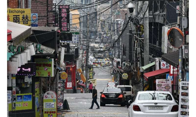 首尔当局正在敦促每个人访问该市夜生活区的两个星期时间来进行测试