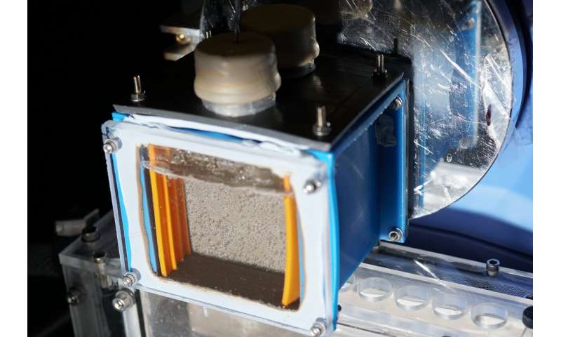 Wireless device produces clean fuel from sunlight, CO2 and water