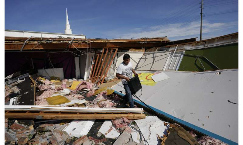 Laura thrashes Louisiana, nearby states face tornado threats