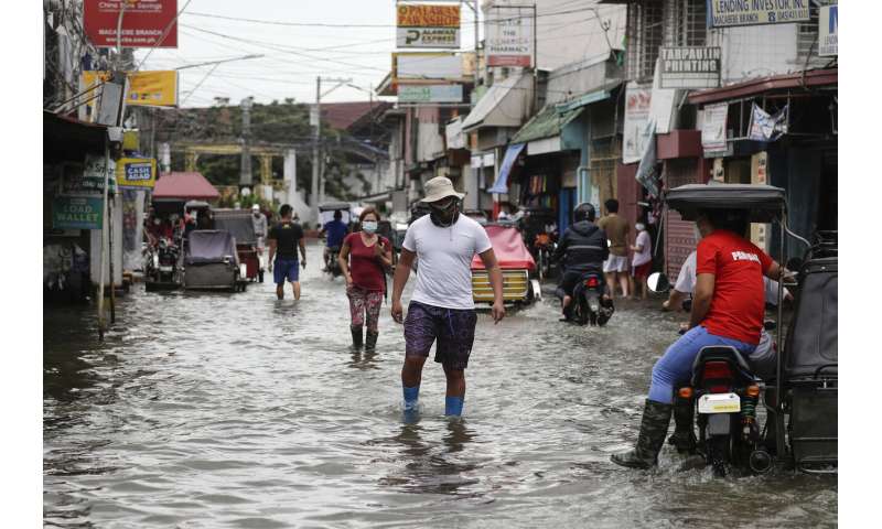 Philippines: Typhoon displaces 120,000 people, 8 missing