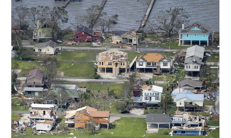 Laura thrashes Louisiana, nearby states face tornado threats