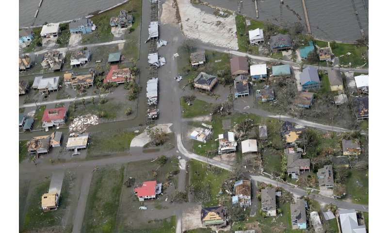 Laura thrashes Louisiana, nearby states face tornado threats