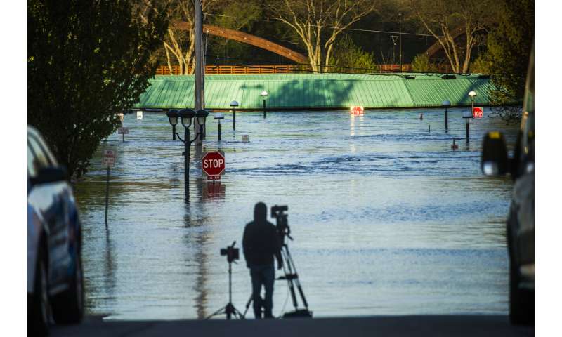 Michigan flood displaces thousands, threatens Superfund site