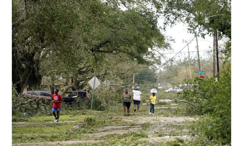 Laura thrashes Louisiana, nearby states face tornado threats