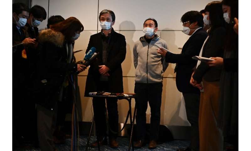 从中国致命病毒疫情中心空运过来的日本公民在东京对记者发表讲话