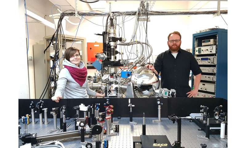 Physics team observes extremely fast electronic changes in real time in a special material class