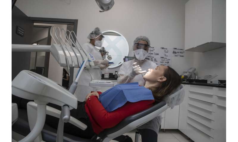 法国的牙医在封锁两个月后重新开业
