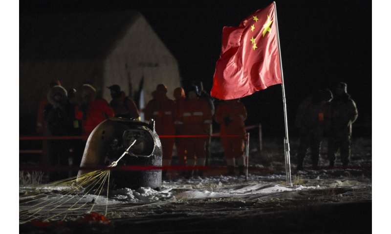Chinese capsule returns to Earth carrying moon rocks