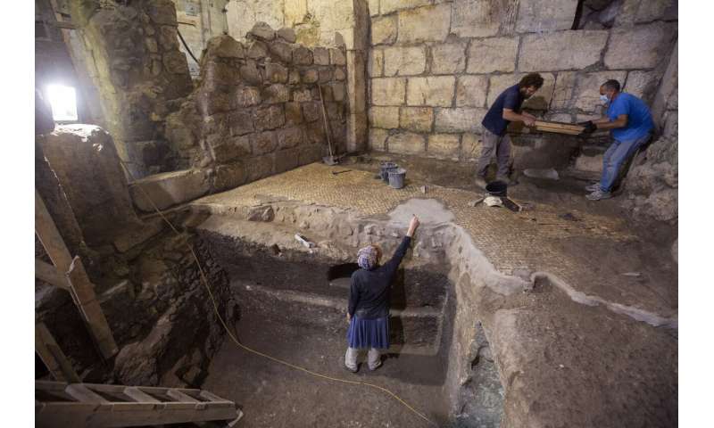 Dig near Jerusalem's Western Wall yields 'puzzling' chambers