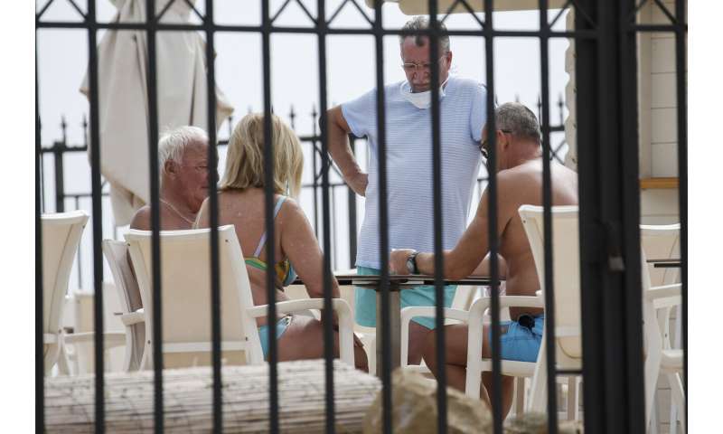 First virus-free guests abandon blocked Spanish island hotel