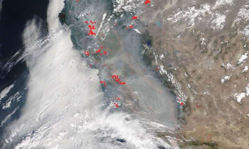Спутник НАСА Terra показывает дымную завесу над большей частью Калифорнии