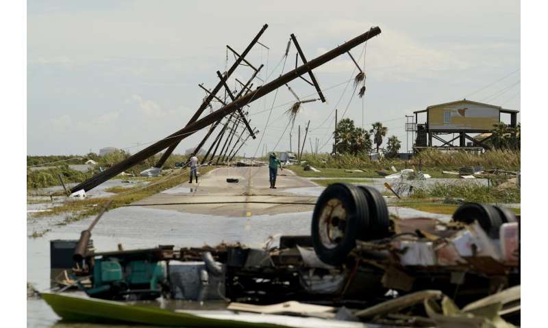 Laura thrashes Louisiana, nearby states face tornado threats