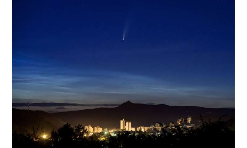 Comet streaking past Earth, providing spectacular show