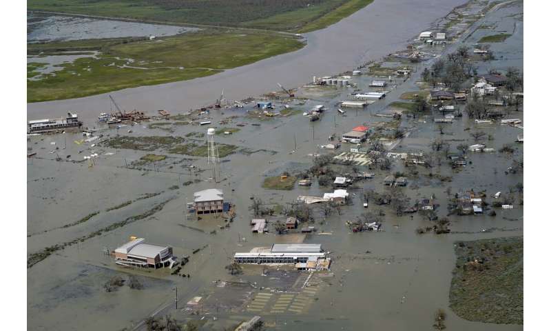 Laura thrashes Louisiana, nearby states face tornado threats