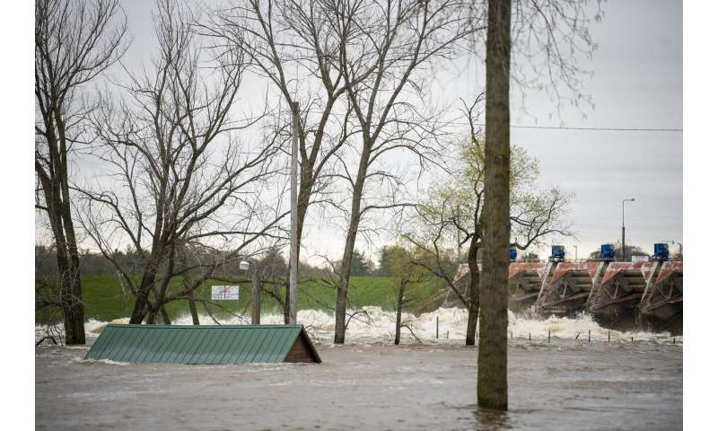 Thousands evacuated as river dams break in central Michigan