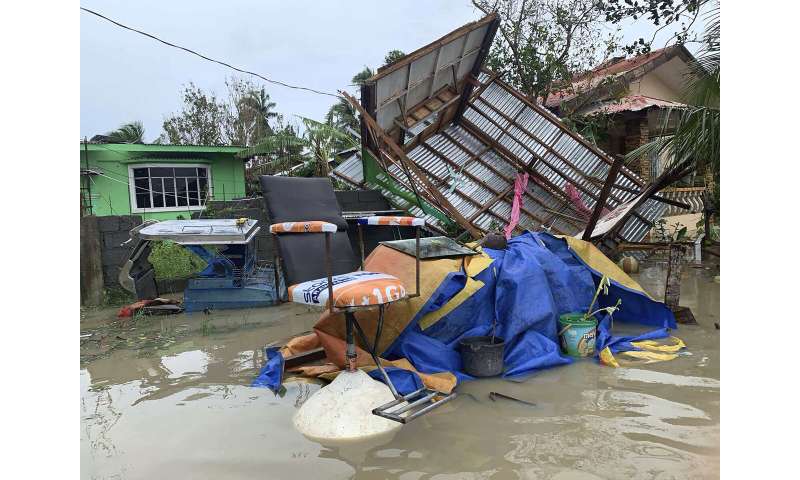 Philippines: Typhoon displaces 120,000 people, 8 missing