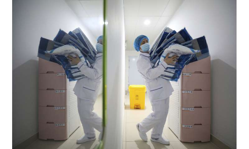 病毒在中国感染了超过1,700名卫生工作者，6人死亡
