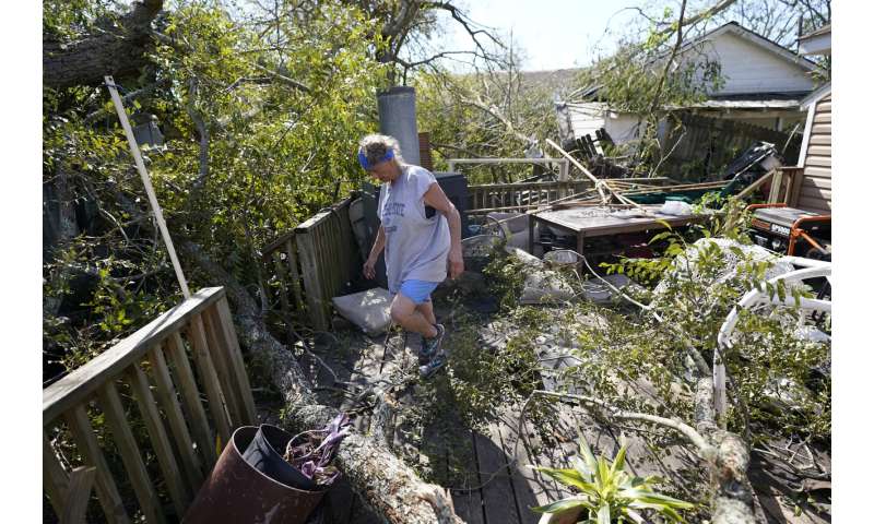 Laura thrashes Louisiana, nearby states face tornado threats