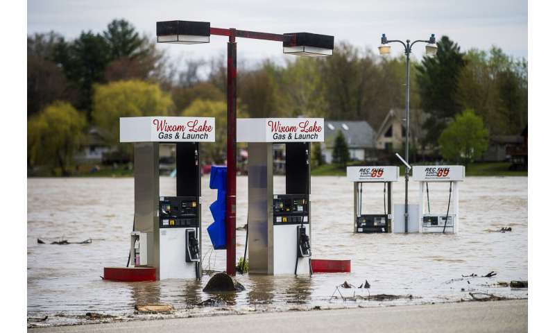 Thousands evacuated as river dams break in central Michigan