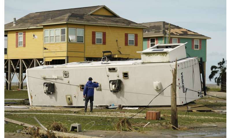 Laura thrashes Louisiana, nearby states face tornado threats