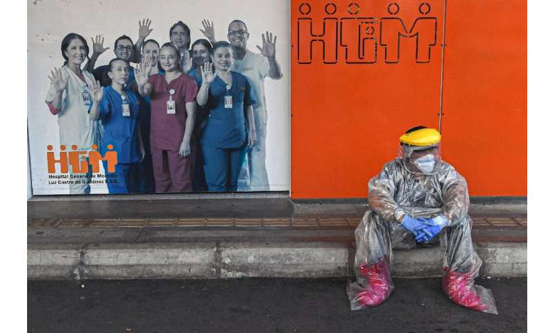 Um profissional de saúde colombiano faz uma pausa fora do Hospital Geral de Medellín, em meio à pandemia do COVID-19