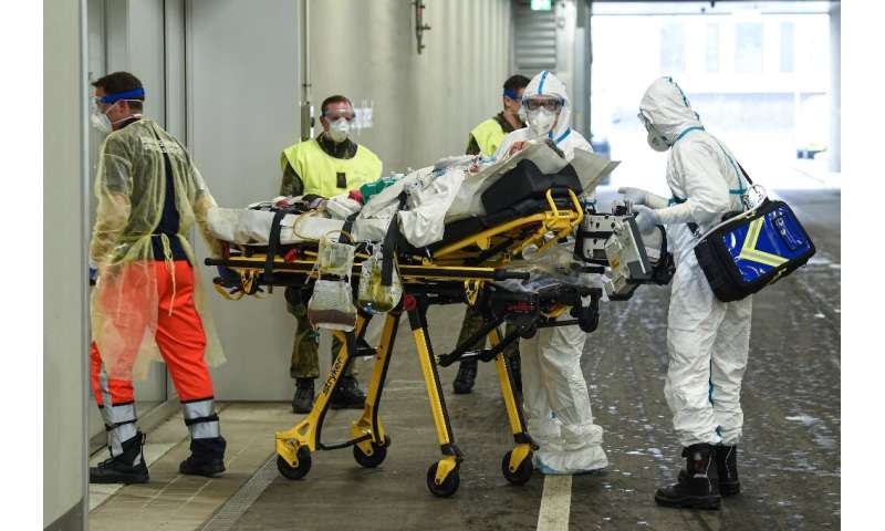 一名来自法国的冠状病毒患者抵达德国西南部乌尔姆的联邦国防军医院gydF4y2Ba
