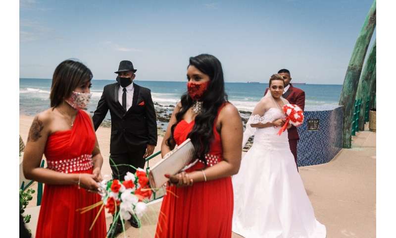 一个蒙面的婚礼党在南非德班庆祝