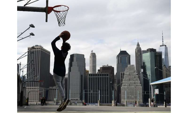 2020年3月17日，一个人在纽约独自打篮球