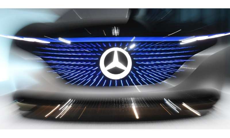 Daimler zei dat de inkomsten in het derde kwartaal een goede prestatie weerspiegelen nu de wereldwijde automarkt begint te verbeteren
