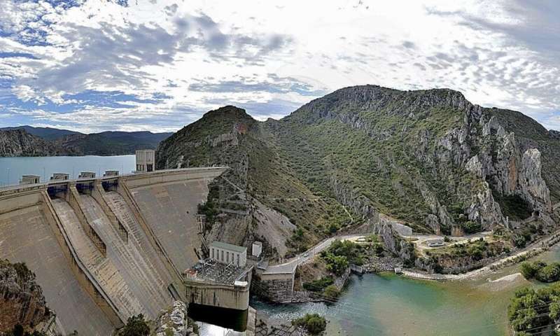 Dams exacerbate the consequences of climate change on river fish