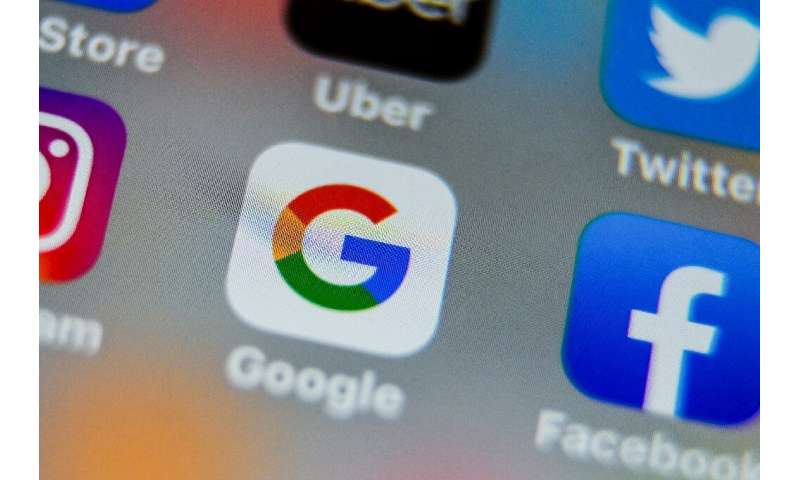 O Google e o Facebook dizem que estão buscando promover informações confiáveis, enquanto limitam a disseminação de trotes sobre as empresas mortais.