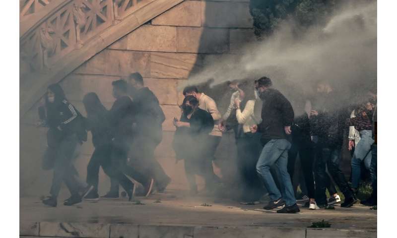 希腊警察使用催泪瓦斯和水炮来分散一个演示，蔑视禁止造成的禁令，因为大流行病