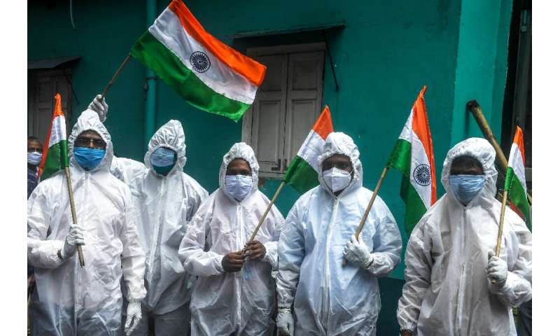 在冠状病毒第一线的印度人，如医务人员和火葬场工作人员，在庆祝印度节时佩戴个人防护装备