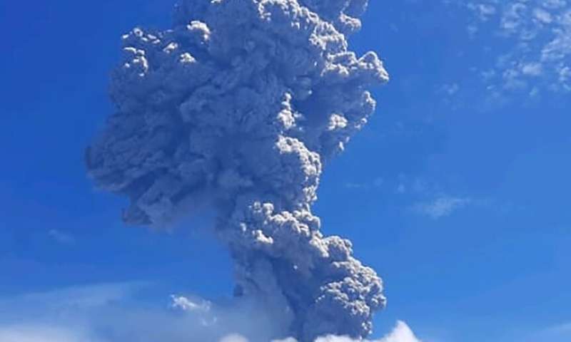 Indonesia's Mount Ili Lewotolok erupted Sunday, belching a column of smoke and ash four kilometres (2.5 miles) into the sky