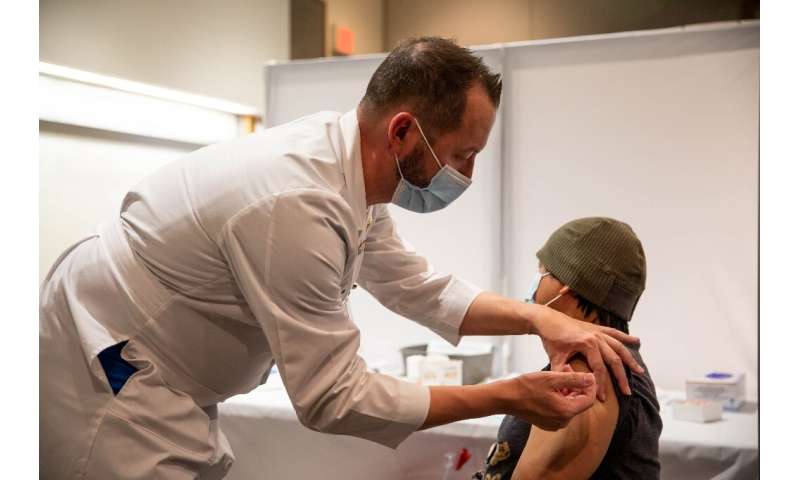 杰夫·杜科特，一名首席护士官，向托马斯·杰斐逊大学医院的护士举行一个Covid-19疫苗