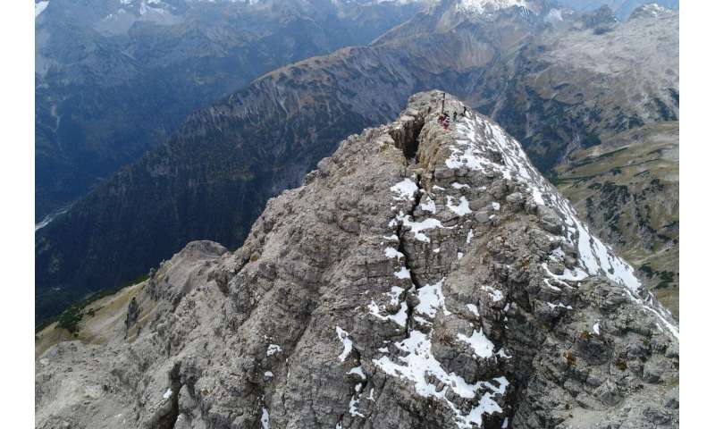 Melody of an Alpine summit falling apart