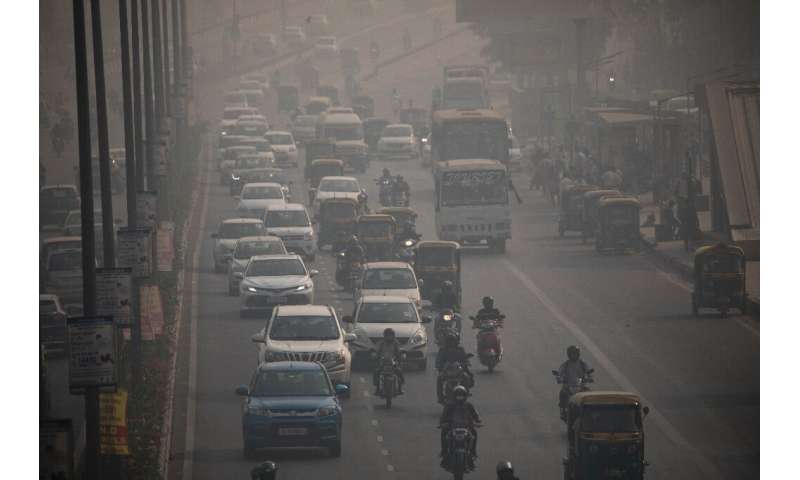 Delhi fears the worst amid smog cloud and coronavirus wave thumbnail