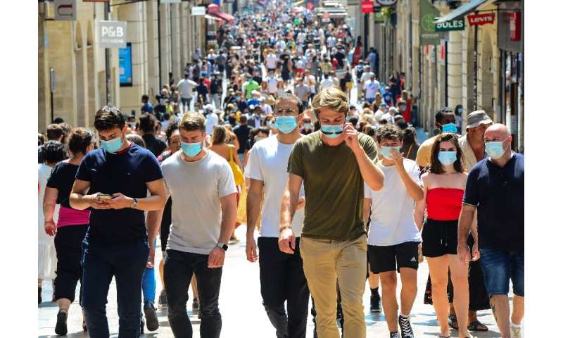 人们漫步在波尔多的主要购物街圣凯瑟琳，从2020年8月15日起，在那里必须戴口罩
