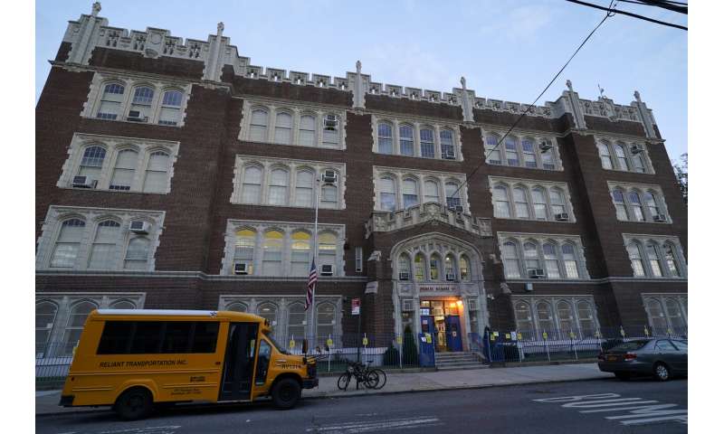 学校在病毒热点封闭，因为纽约战斗耀斑