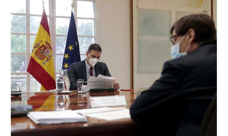 西班牙总理佩德罗·桑切斯（L）与Macron接触后已经自隔离