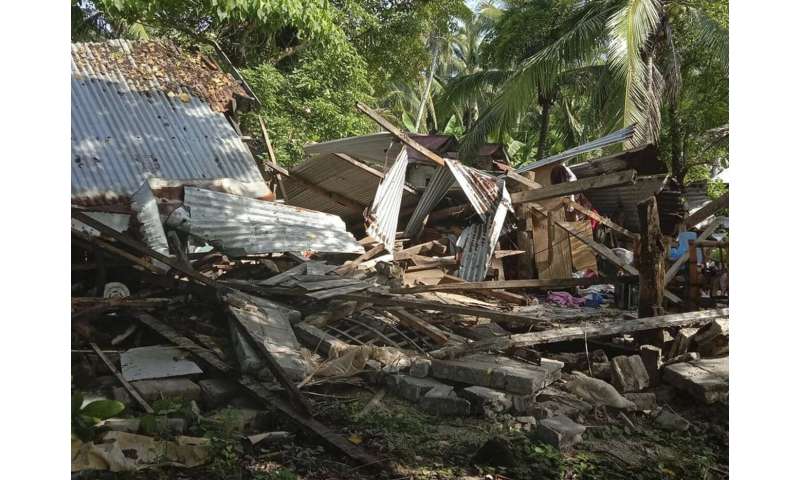 Strong earthquake jolts central Philippines, homes damaged