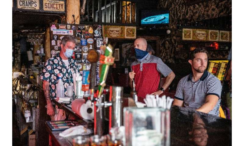 德克萨斯州州长格雷格•阿伯特说他过早允许酒吧开放