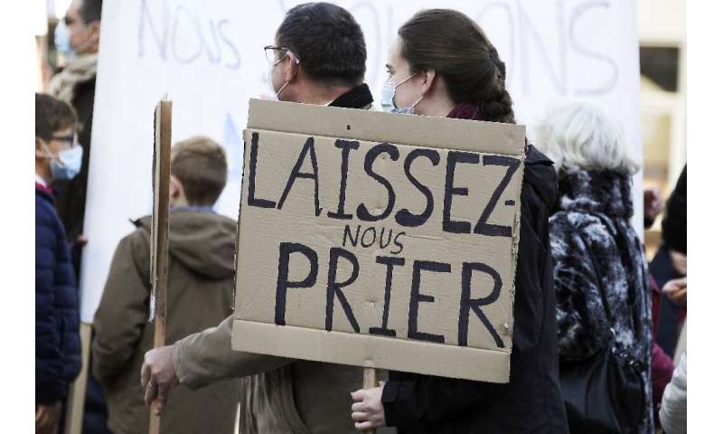 更严格的限制导致了零星的抗议活动，比如法国东部斯特拉斯堡的抗议活动。牌子上写着“让我们祈祷”;
