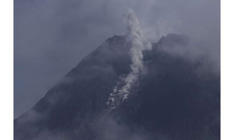 Indonesia's Merapi volcano spews hot clouds, 500 evacuate
