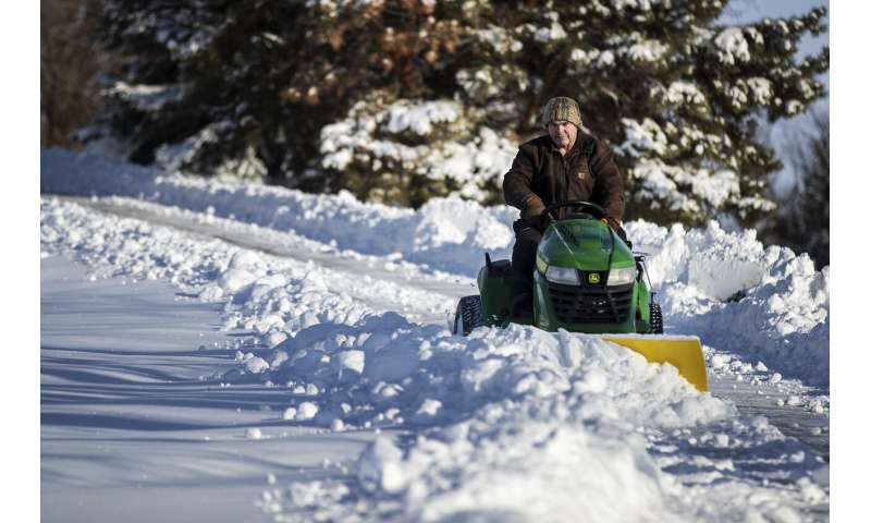 Foot of snow blankets parts of Midwest, disrupts travel