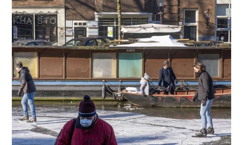 Dutch get their skates on in Amsterdam before the thaw
