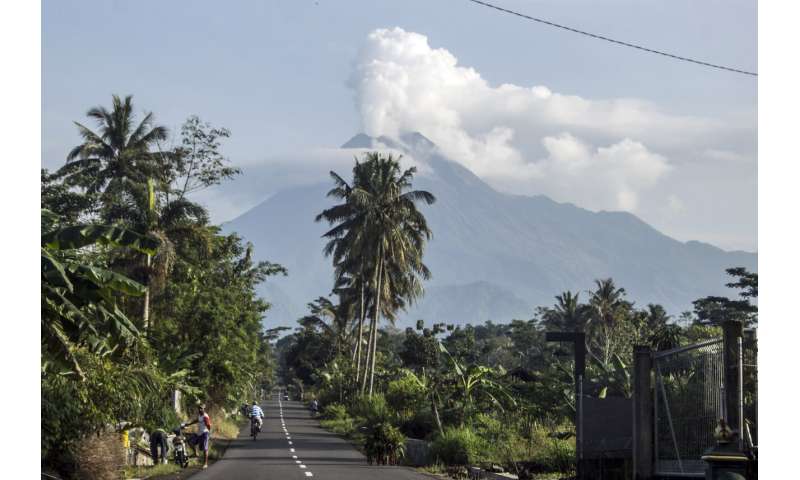 Indonesia's Merapi volcano spews hot clouds, 500 evacuate