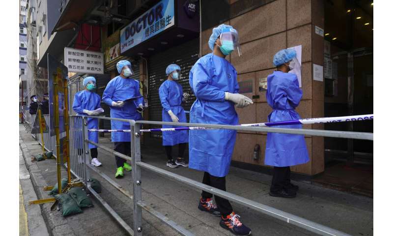成千上万的香港人被封锁以遏制冠状病毒