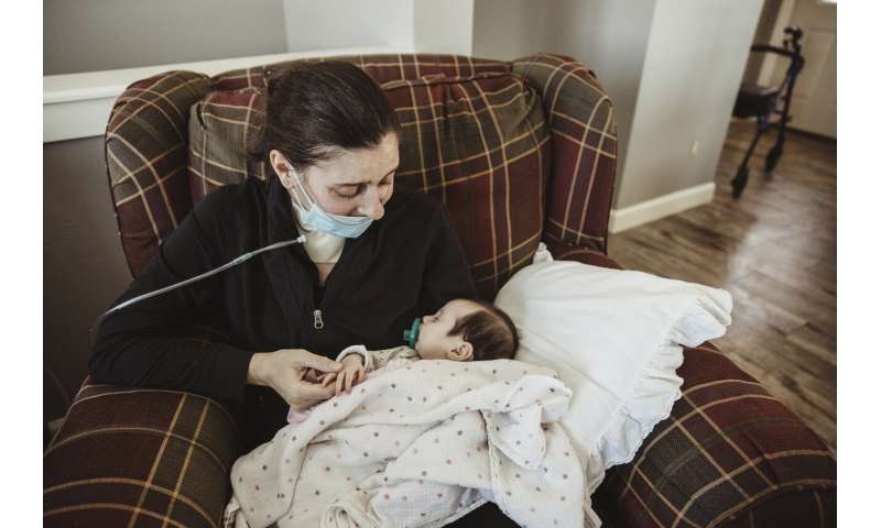 威斯康星州一位母亲在COVID-19昏迷期间见到了分娩的婴儿